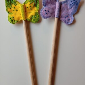 Waldorf-toverstaf voor kinderen sprookjesachtige houten stok gepersonaliseerd met naamstokje voor bloemenmeisje prinses feestbedankje satijnen linten grillig afbeelding 11