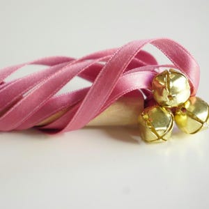 Waldorf-toverstaf voor kinderen sprookjesachtige houten stok gepersonaliseerd met naamstokje voor bloemenmeisje prinses feestbedankje satijnen linten grillig Pink 3 bells