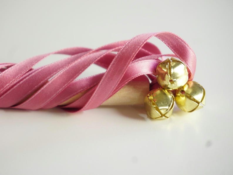 Waldorf-toverstaf voor kinderen sprookjesachtige houten stok gepersonaliseerd met naamstokje voor bloemenmeisje prinses feestbedankje satijnen linten grillig Pink 3 bells