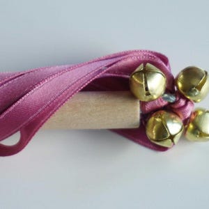 Waldorf-toverstaf voor kinderen sprookjesachtige houten stok gepersonaliseerd met naamstokje voor bloemenmeisje prinses feestbedankje satijnen linten grillig Pink 4 bells
