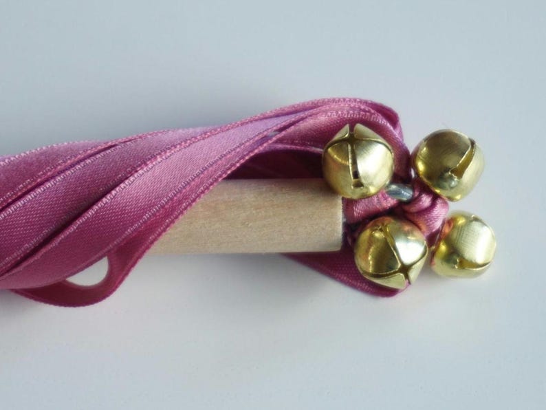 Waldorf-toverstaf voor kinderen sprookjesachtige houten stok gepersonaliseerd met naamstokje voor bloemenmeisje prinses feestbedankje satijnen linten grillig Pink 4 bells