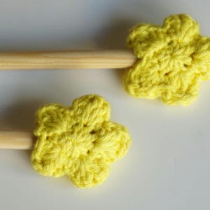 Waldorf-toverstaf voor kinderen sprookjesachtige houten stok gepersonaliseerd met naamstokje voor bloemenmeisje prinses feestbedankje satijnen linten grillig Crochet star