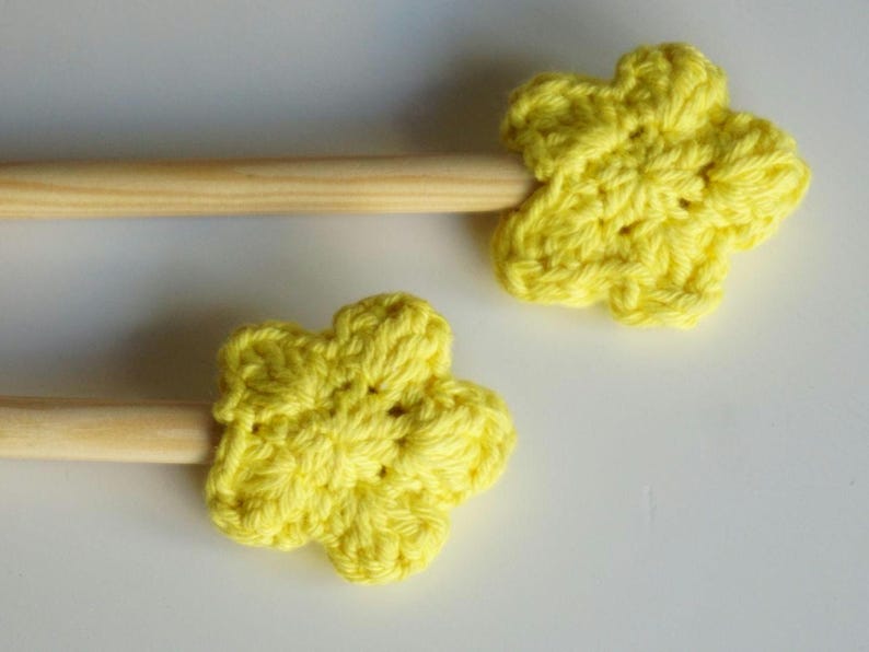 Waldorf-toverstaf voor kinderen sprookjesachtige houten stok gepersonaliseerd met naamstokje voor bloemenmeisje prinses feestbedankje satijnen linten grillig Crochet star
