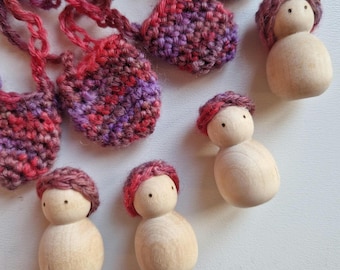 Waldorf cadeau kabouterketting met kleine pop ketting peg pop kleine pop gehaakte ketting
