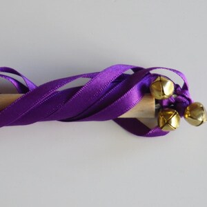 Waldorf-toverstaf voor kinderen sprookjesachtige houten stok gepersonaliseerd met naamstokje voor bloemenmeisje prinses feestbedankje satijnen linten grillig Purple golden bells