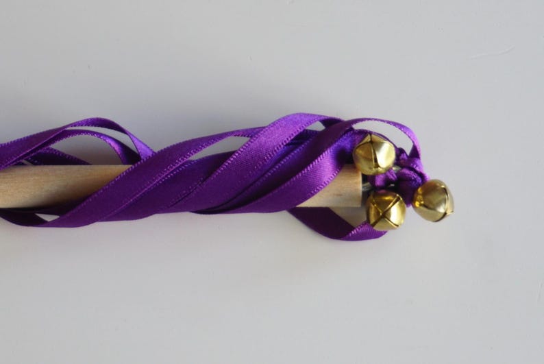 Waldorf-toverstaf voor kinderen sprookjesachtige houten stok gepersonaliseerd met naamstokje voor bloemenmeisje prinses feestbedankje satijnen linten grillig Purple golden bells