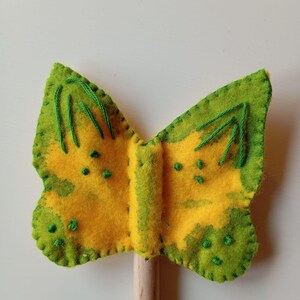 Waldorf-toverstaf voor kinderen sprookjesachtige houten stok gepersonaliseerd met naamstokje voor bloemenmeisje prinses feestbedankje satijnen linten grillig Green butterfly