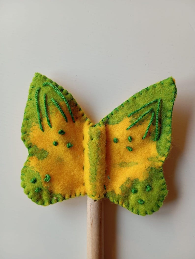 Waldorf-toverstaf voor kinderen sprookjesachtige houten stok gepersonaliseerd met naamstokje voor bloemenmeisje prinses feestbedankje satijnen linten grillig Green butterfly