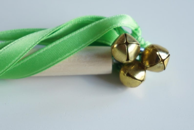 Waldorf-toverstaf voor kinderen sprookjesachtige houten stok gepersonaliseerd met naamstokje voor bloemenmeisje prinses feestbedankje satijnen linten grillig Groen