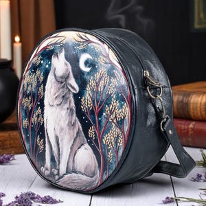 Bolso bandolera bohemio con diseño de lobo aullador, redondo, con correa de cuero, estilo cottagecore, bonito bolso bandolera gótico para mujer, regalo hippie bohemio.