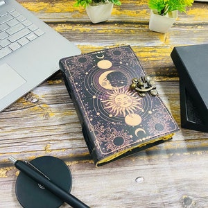 Libro degli incantesimi del diario Grimoire del sole e della luna Stampa diario pagine rustiche formato 7x5 chiusura a C in ottone con 240 regali di carta per lei