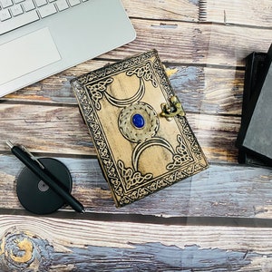 Déesse triple lune Grimoire journal livre de sorts journal en relief pages rustiques taille 7 x 5 laiton fermoir en C avec 240 cadeaux en papier pour lui