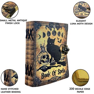 Puede incluir: Un diario encuadernado en cuero de estilo vintage con un dise&ntilde;o de gato negro, calavera y fases lunares. La portada dice "Book of Spells". Tiene una peque&ntilde;a cerradura de acabado antiguo de metal y encuadernaci&oacute;n de cuero cosida a mano. El papel es de 200 g/m&sup2; y tiene un borde sin cortar.
