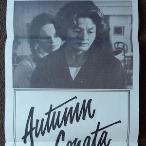 以下が含まれることがあります： イングマール・ベルイマン監督による映画「秋のソナタ」の白黒映画ポスター。ポスターにはイングリッド・バーグマンとリヴ・ウルマンの写真が掲載されています。ポスターのテキストは「リュー・グレードとマーティン・スターガーが贈る イングマール・ベルイマン作品 秋のソナタ イングリッド・バーグマン リヴ・ウルマン レナ・ニマン ハルヴァル・ビョルク出演 劇場公開」です。