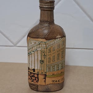 Bottiglia souvenir decorativa vintage dell'Università di Tartu, Estonia, rivestita in pelle.
