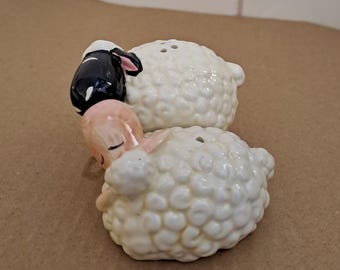 Salero y pimentero magnéticos con ovejas besándose, estilo vintage kitsch de los años 70.