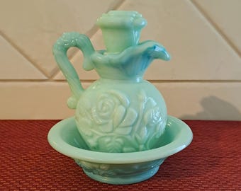 Set vintage Avon "Victorian Rose" in vetro opalino verde giada con mini brocca e ciotola.