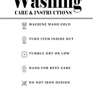 K&ouml;nnte beinhalten: Schwarz-wei&szlig;e Grafik mit Waschanleitung. Der Text enth&auml;lt "Washing CARE & INSTRUCTIONS", "Maschinenw&auml;sche kalt", "Artikel auf links drehen", "Trockner bei niedriger Temperatur", "Zum Trocknen aufh&auml;ngen", "Design nicht b&uuml;geln".