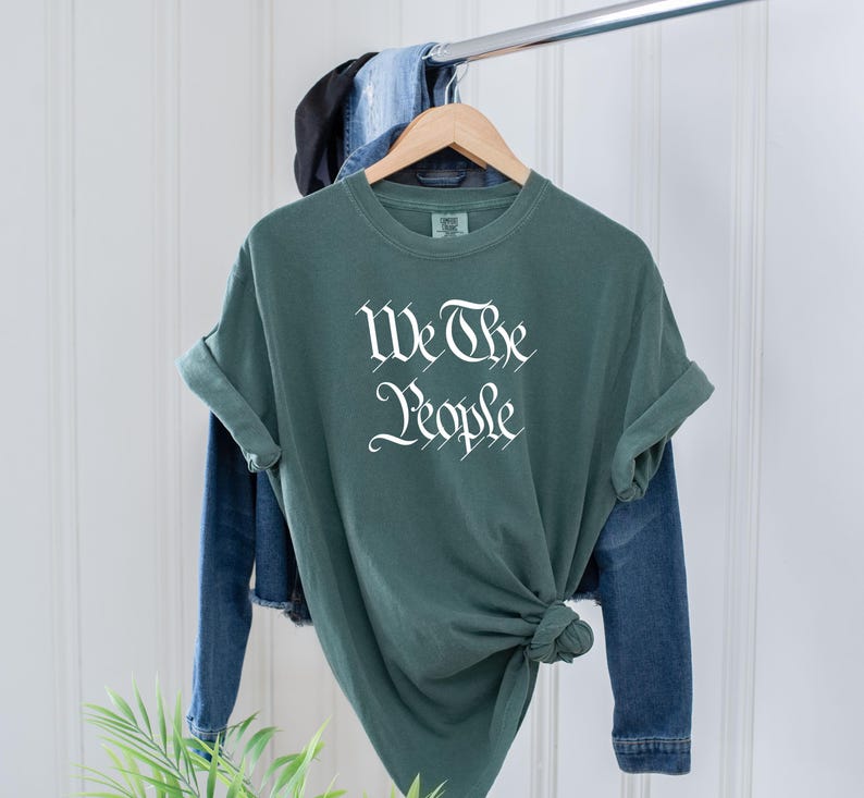 Comfort Colors® Soft and cozy shirts. The We The People Shirt, is such a cute shirt for Good Days and great to wear all fall long!
Our comfortable, aesthetic, and allrounder "We The People - Unisex Comfort Colors®  T- Shirt" is the perfect companion for any situation!