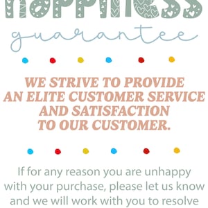 K&ouml;nnte beinhalten: Wei&szlig;er Hintergrund mit den Worten "happiness guarantee" in einer verspielten Schriftart. Der Text verspricht erstklassigen Kundenservice und Zufriedenheit. Bunte Punkte sind unter dem Text angeordnet.