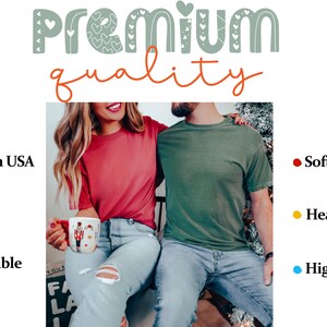 K&ouml;nnte beinhalten: Ein Paar tr&auml;gt rote und gr&uuml;ne T-Shirts. Das Bild enth&auml;lt den Text "Premium quality" und Aufz&auml;hlungszeichen mit den Worten "Printed in USA", "Aesthetic", "Comfortable", "Soft and comfy", "Healthy" und "High quality".