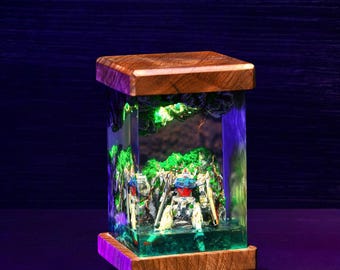 Lampe Mecha Warrior inspirée de Gundam : diorama en bois et résine avec LED RVB