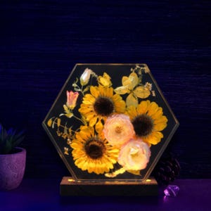 Handmade Sunflower Resin Lamp, Floral LED Night Light with Preserved Flowers, Couples Gift For Her, Personalized Gifts, Bedroom night light