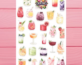 Puede incluir: Una hoja de pegatinas coloridas con 25 ilustraciones diferentes de acuarela de cócteles. Cada pegatina representa un cóctel único con varias frutas, guarniciones y cubitos de hielo. Las pegatinas están dispuestas en una cuadrícula sobre un fondo blanco. El texto "Cocktails" está impreso en una fuente colorida en la parte superior de la hoja.