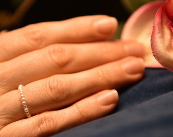 Perlenringe, weiß 2mm, elastisch in 10 verschiedenen Größen, handgemacht