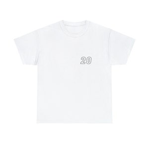 Puede incluir: Una camiseta blanca con el n&uacute;mero "20" impreso en negro cerca del &aacute;rea del pecho izquierdo. La camiseta tiene cuello redondo y mangas cortas. La tela parece ser una mezcla suave de algod&oacute;n.