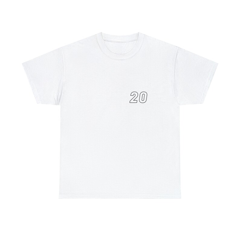 Puede incluir: Una camiseta blanca con el n&uacute;mero "20" impreso en negro cerca del &aacute;rea del pecho izquierdo. La camiseta tiene cuello redondo y mangas cortas. La tela parece ser una mezcla suave de algod&oacute;n.