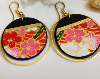 Boucles d'oreilles papier japonais rouge à fleurs sur noir et or