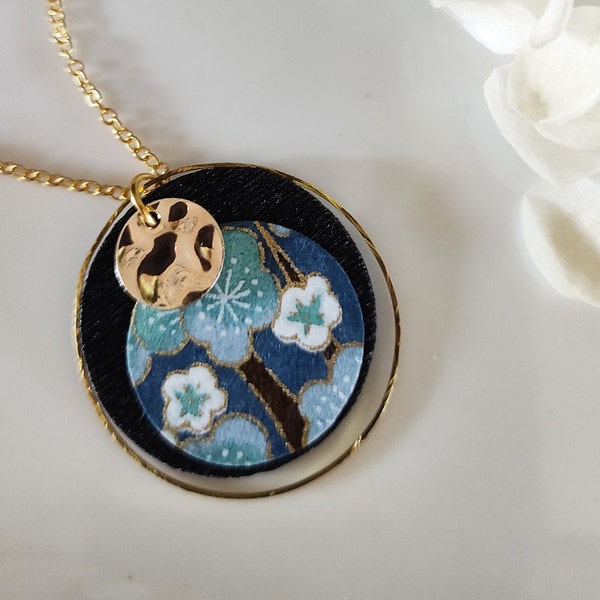 Pendentif cercle en papier japonais fleuri bleu sur noir