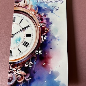 Könnte beinhalten: Ein Aquarellbild eines antiken Zifferblatts mit römischen Ziffern und goldenen Akzenten. Die Uhr ist von bunten Aquarellspritzern umgeben und der Text "Glockenschlag der Zeit" befindet sich oben im Bild.