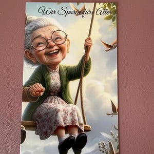 Könnte beinhalten: Eine skurrile Illustration einer lächelnden älteren Frau auf einer Schaukel, die eine Brille, eine grüne Strickjacke und ein Blumenkleid trägt. Das Bild enthält den Text "Wir Sparen fürs Alter" und ist vor einem Himmel mit Vögeln angeordnet.