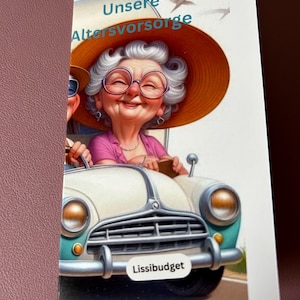 Könnte beinhalten: Eine Comic-Illustration eines älteren Paares, das einen weißen Wagen mit blauem Stoßfänger fährt. Die Frau trägt ein rosa Hemd und einen großen Strohhut. Das Auto hat ein Nummernschild mit der Aufschrift "Lissibudget". Der Text "Unsere Altersvorsorge" befindet sich oben im Bild.