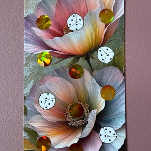 Könnte beinhalten: Eine rechteckige Karte mit einem Blumenmuster aus rosa, weißen und blauen Blütenblättern, überlagert mit weißen Spitzenmustern. Der Text "Meine Sparrunde" steht oben. Die Karte ist mit vier weißen Würfeln und sechs runden, schillernden bernsteinfarbenen Edelsteinen verziert.