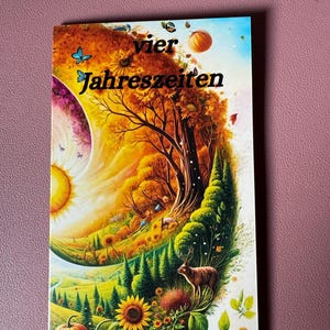 Könnte beinhalten: Ein Buchcover mit dem deutschen Text "vier jahreszeiten" (vier Jahreszeiten). Das Kunstwerk zeigt eine lebendige Landschaft mit einem großen Baum, Kürbissen, Sonnenblumen und einem Hirsch. Die Farbpalette umfasst Orange, Gelb, Grün und Blau.