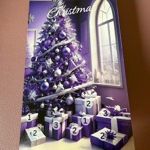 Könnte beinhalten: Weihnachtskarte mit einem violetten Weihnachtsbaum, geschmückt mit Kugeln und einem Stern. Geschenkpakete mit Nummern befinden sich am Fuß. Der Text "Merry Christmas" ist in Weiß.