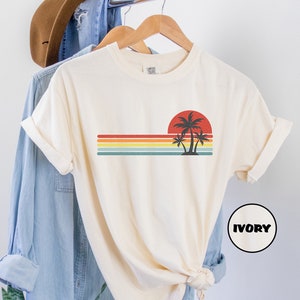 Comfort Colors® Retro Tropeninsel T-Shirt, Vintage Sonnenuntergang Sommer Shirt, Buntes Palmen Outfit, Strand T-Shirt, Sommer Urlaub T-Shirt Geschenke
