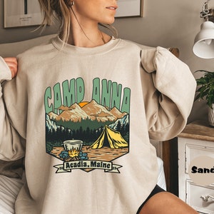 Benutzerdefinierte Retro Camp Bachelorette Sweatshirt, personalisierte Camping Junggesellinnenparty Hoodie, Outdoor Berg Brautparty Outfit, Brautgeschenke