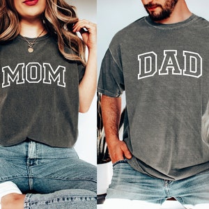 Magliette personalizzate per mamma e papà Comfort Colors®, t-shirt di coppia abbinate, outfit per la presentazione della gravidanza, magliette regalo per neo-papà e neo-mamma, regali per la festa della mamma