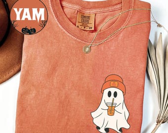 Camiseta de Halloween Comfort Colors Ghost Bebendo Café, Camiseta de Halloween Little Ghost, Traje de Temporada Assustador, Camiseta de Halloween para Amantes de Café