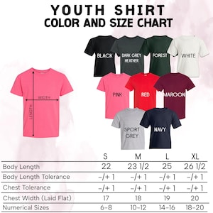 Puede incluir: Una tabla de colores y tallas de camisetas para j&oacute;venes. La tabla muestra varios colores de camisetas, incluyendo negro, rosa, rojo y azul marino. Se proporcionan medidas de largo de cuerpo y ancho de pecho en cm, con tallas de 6-8 a 18-20.