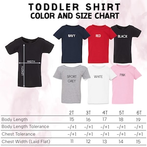 Puede incluir: Imagen que muestra una tabla de colores y tallas de camisetas para ni&ntilde;os peque&ntilde;os. La tabla muestra camisetas en colores: azul marino, rojo, negro, gris deportivo, blanco y rosa. Se proporcionan medidas de largo de cuerpo y ancho de pecho en cm, de 38 a 48 cm.