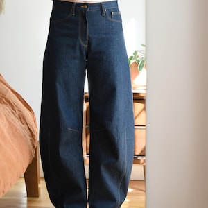 Puede incluir: Un letrero de madera rústico con el texto "Welcome to our porch" en letras blancas. El letrero rectangular presenta un acabado envejecido, lo que sugiere un estilo vintage o de granja. También se ve un pequeño corazón decorativo.