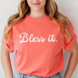 Segne es Komfort Farben Frauen Grafik T-Shirt, lustiges südliches T-Shirt, süßes christliches Frauen Shirt, Geschenk für sie, segne dein Herz, Land