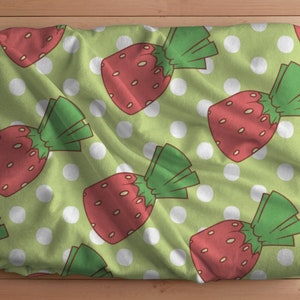 Kocyk Minky Strawberry Candies, koc na każdą porę roku, prezent dla niej, nostalgiczne cukierki retro, czerwono-zielone kropki, dekoracja domu, babcia