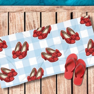 Toalla de playa Ruby Slippers, toalla de piscina para mujer inspirada en El Mago de Oz, regalo para ella, toalla de baño de cuadros vichy azules de Dorothy, decoración del hogar, abanico de Oz