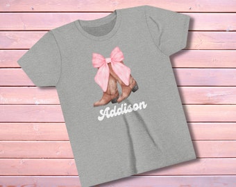 パーソナライズされたコケット カウガール ユース グラフィック T シャツ、女の子用ピンク カウガール ブーツ リボン シャツ、ウエスタン キッズ T シャツ、小さな女の子へのギフト